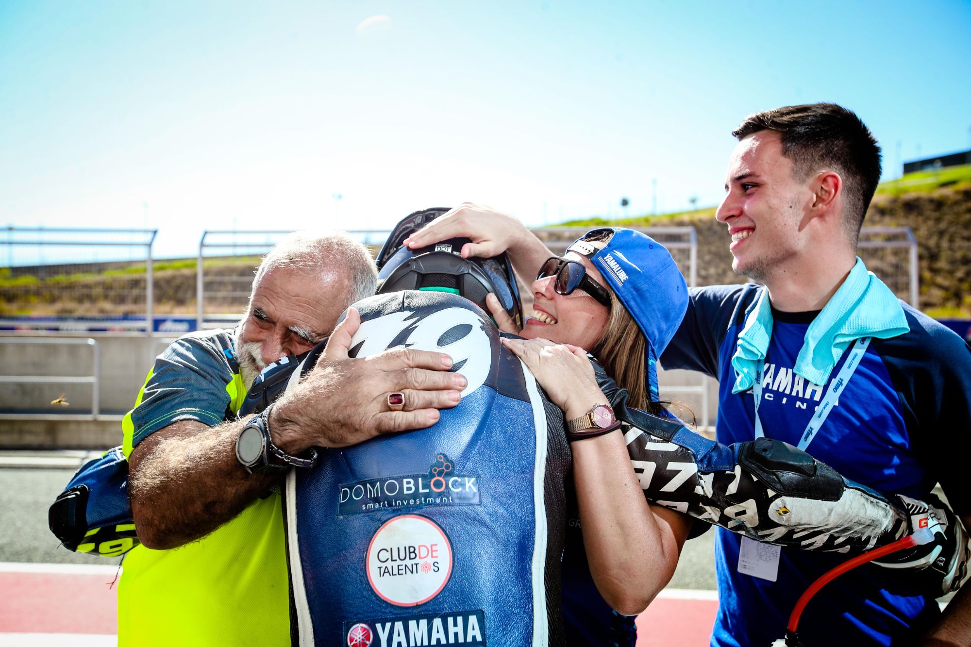 Abrazo de la familia tras la carrera