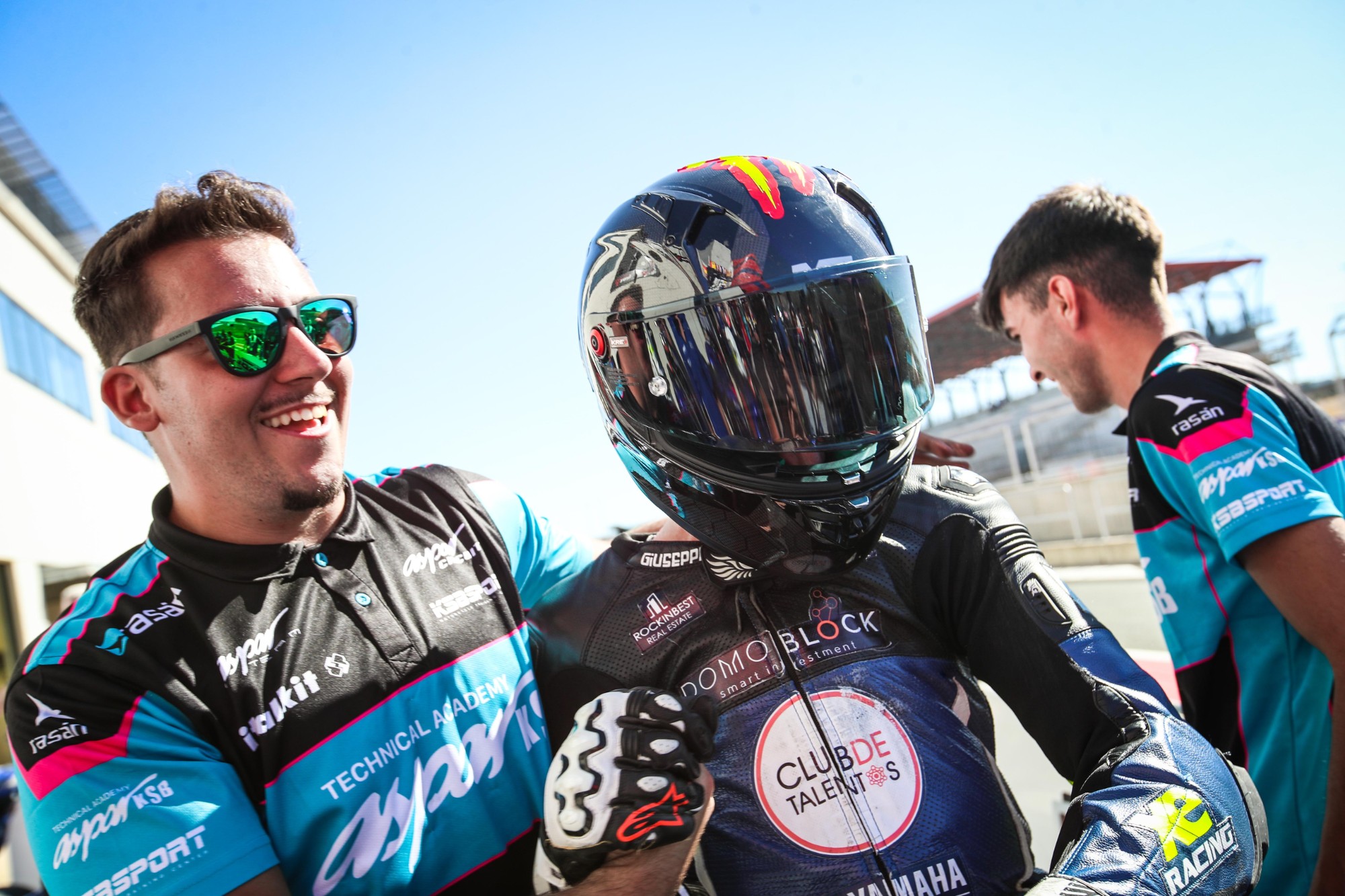 Héctor con el casco puesto en el pit lane, rodeado de mecánicos