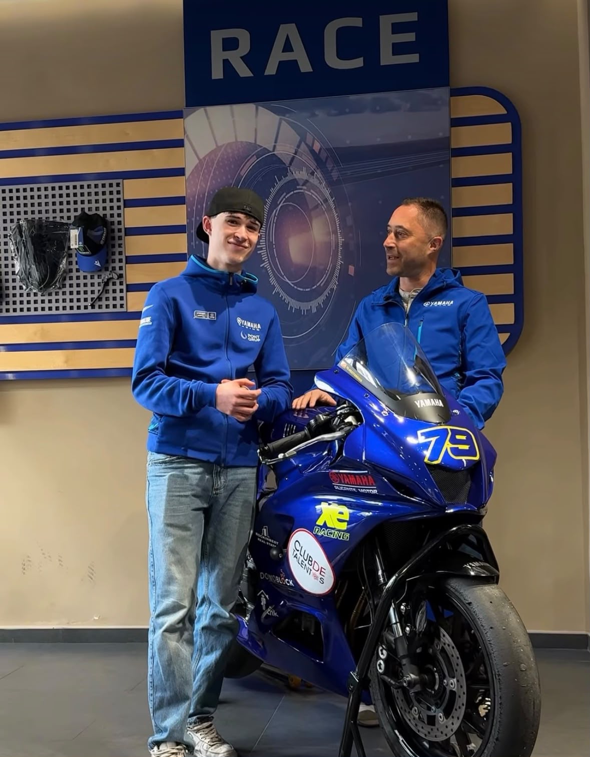 Héctor junto a su Yamaha R7 número 79 en la tienda de Yamaha Alicante Motor